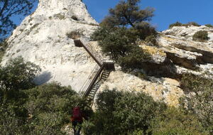 Saint Rémy de Provence : Les Echelles du Mont Gaussier . . .           Alain M. 