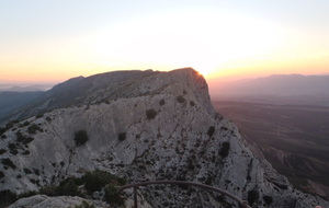 Sainte-Victoire : lever de soleil Croix de Provence .     Alain M.  